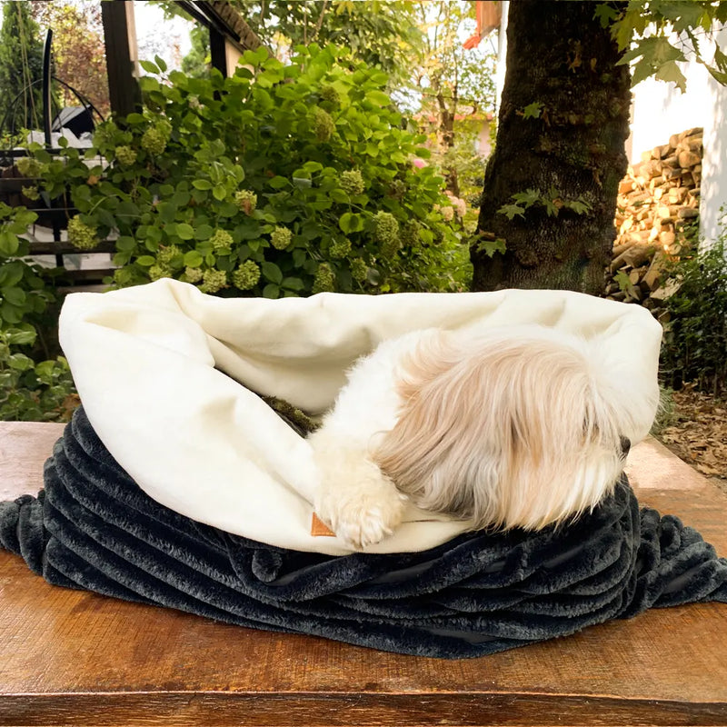 Dieses waschbare, gemütliche Hundebett Flauschig besteht aus einer weichen Baumwollmischung mit samtiger Oberfläche, die Ihr Haustier warm hält.