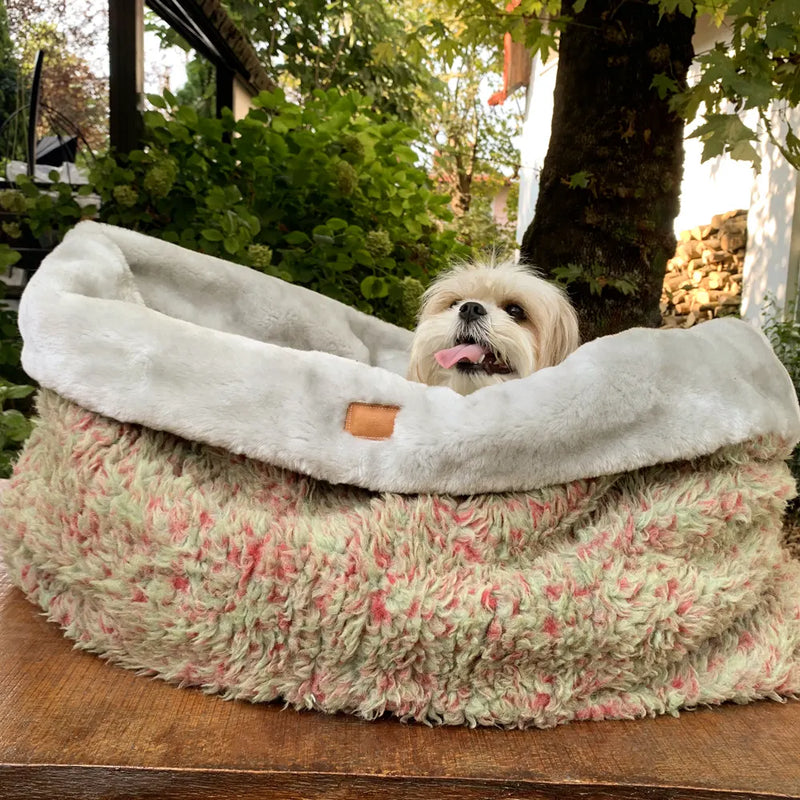 Das Kunstpelz Hundebett Flauschig Dorian ist perfekt für Ihren vierbeinigen Freund. Es ist groß, bequem und aus luxuriösem Kunstpelz. 
