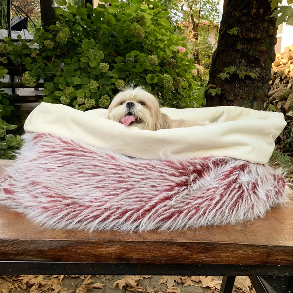 Das Kunstpelz Hundebett Flauschig Dorian ist ein luxuriöses, waschbares Hundebett, das Ihr Welpe lieben wird. Die große Größe ist perfekt für mittelgroße bis große Hunde und das Kunstfell hält sie in kalten Nächten kuschelig warm.