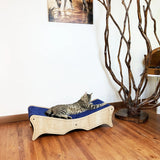 Eine gemütliche Katzenhängematte, integriert in einen stilvollen Kratzbaum im Boho-Stil.Darauf liegt eine Katze und spielt vergnügt.