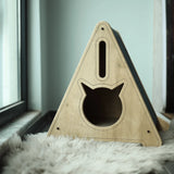 Stella Katzenbaum, ein Katzenhaus aus Naturholz, ist der perfekte Ort für Ihr Haustier zum Ausruhen und Spielen.