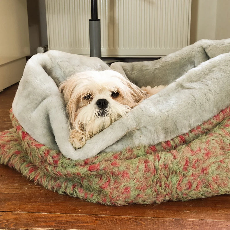 Das Dorian Kunstpelz Hundebett Flauschig ist ein großes, waschbares Bett für Hunde mit Kunstpelzbezug.