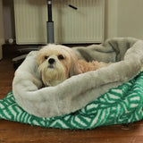 Das Dorian Kunstpelz Hundebett Flauschig ist der perfekte Ort, an dem sich Ihr Welpe zusammenrollen und entspannen kann. 