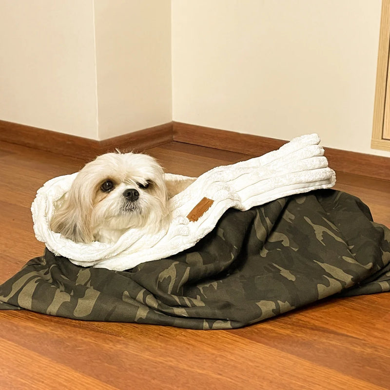Das Jasper Camouflage Outdoor Hundebettgroß ist ein großes, waschbares Hundebett mit Camouflage-Muster.